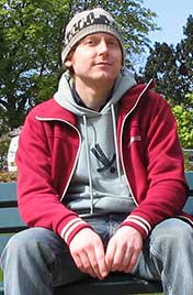 P�r sittandes p� en parkb�nk. Och inte vilken parkb�nk som helst -- det �r en parkb�nk i Paris!
